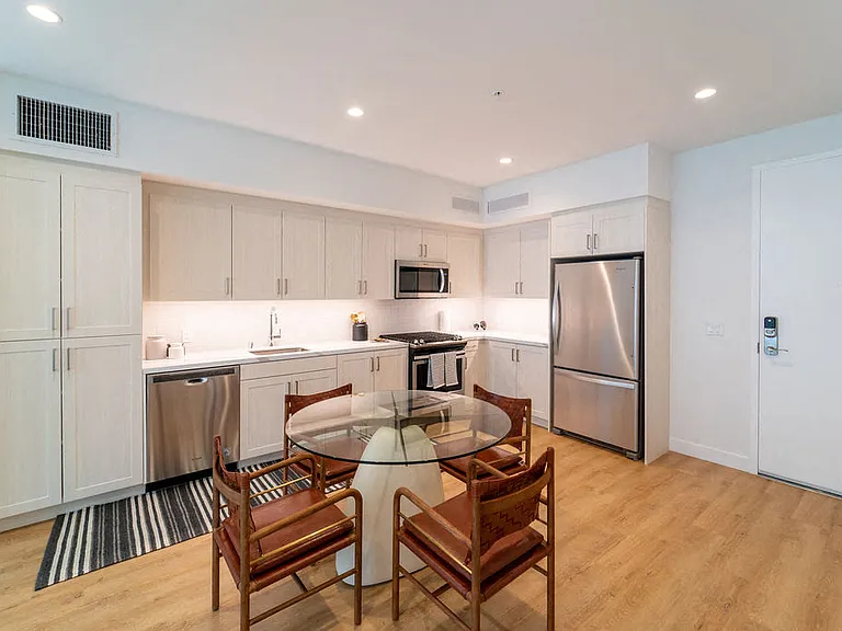 Upper Ivy Residences — Photo 16