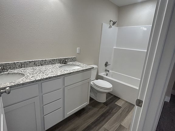 5th image of 121 E Poplar St