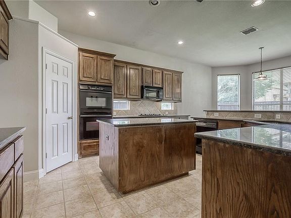 5th image of 305 Greenfield Dr