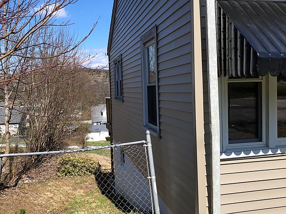 5th image of 210 Swigert Ave