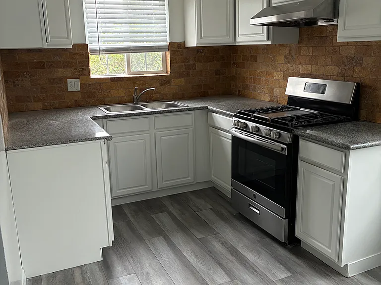 1052 Justin Ave #4 — Photo 7