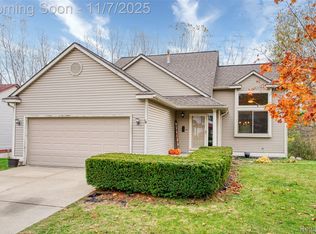 1285 Edgebrook Dr, Howell, MI 48843