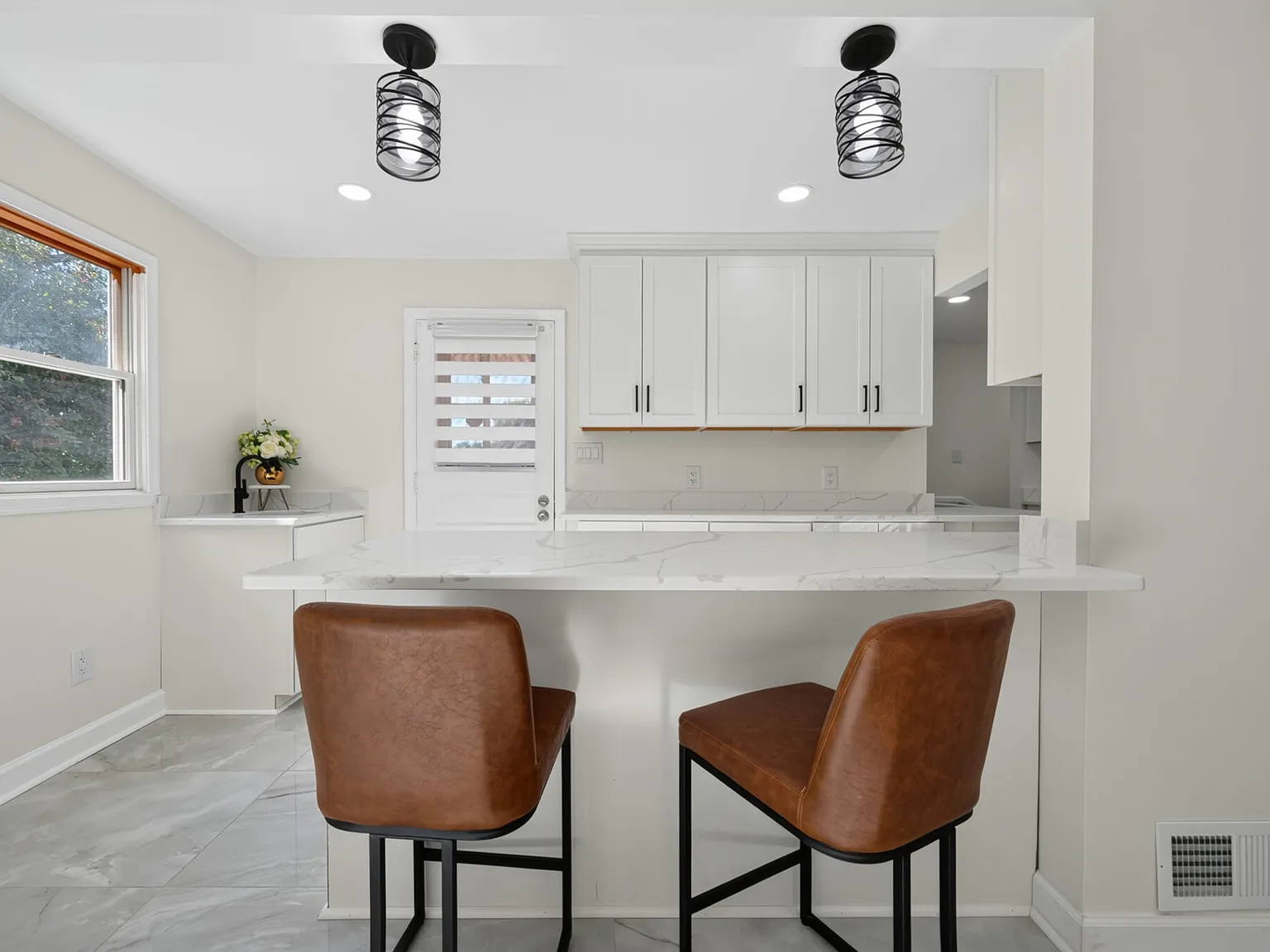 4 bed, 2233 sqft, $3,950 — Photo 3