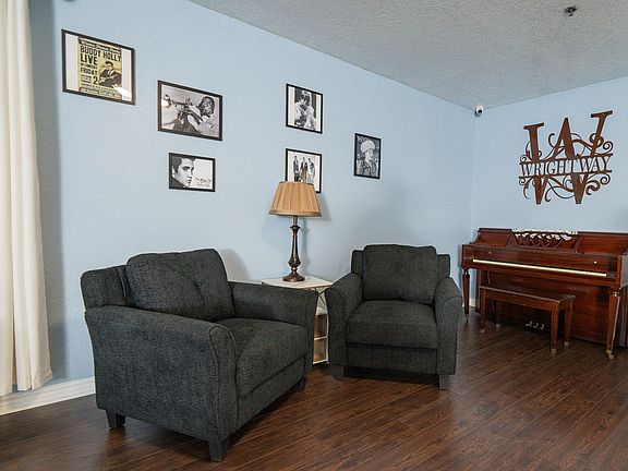 2nd image of 41 Chestnut Cir