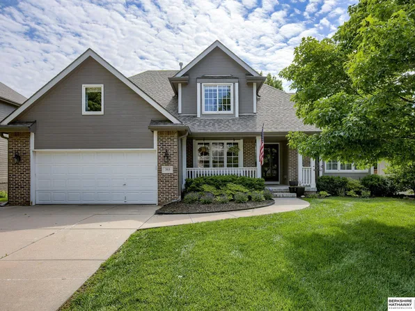 303 Castle Pine Dr, Papillion, NE 68133