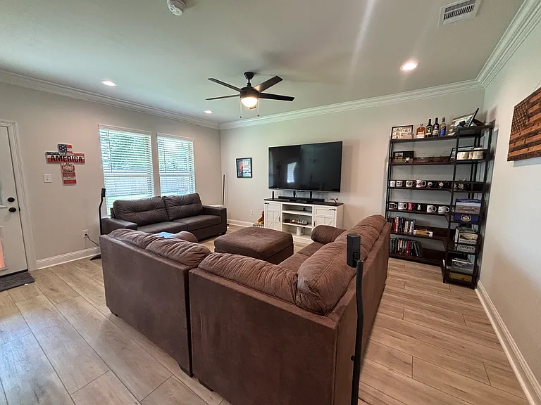 739 Venecia Dr — Photo 3