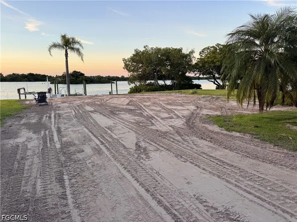 321 Shoreland Dr, Fort Myers, FL 33905