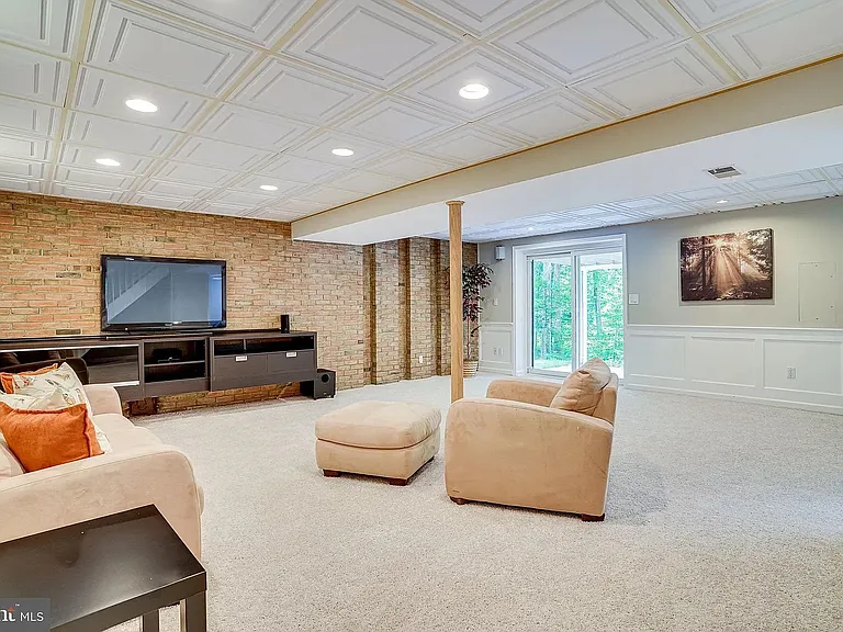8475 Thames St — Photo 32