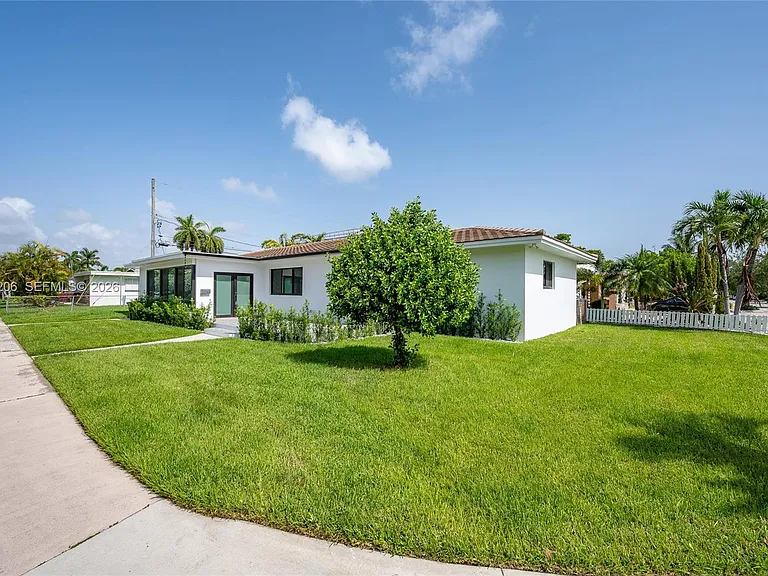 1621 S Treasure Dr — Photo 9
