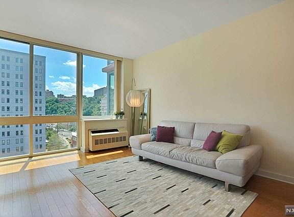 4th image of 907 Hudson Park #907