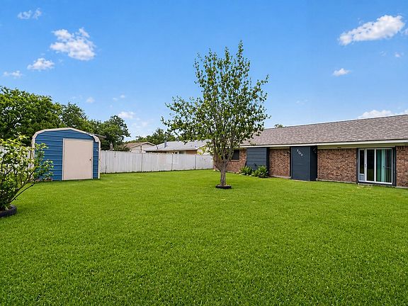 5th image of 409 Southlake Dr