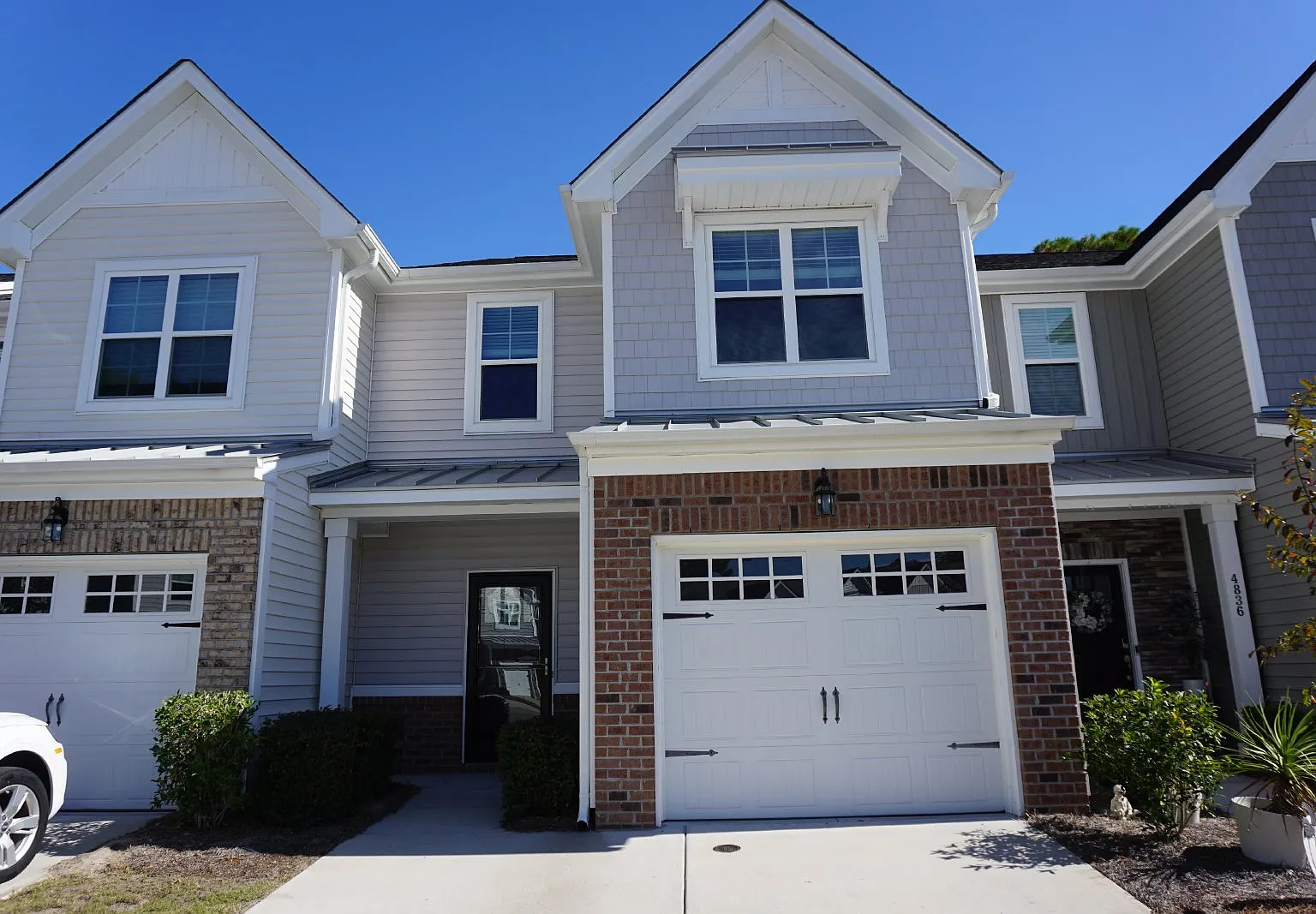 3 bed, 2.5 bath, 1637 sqft, $1,900 — Photo 2
