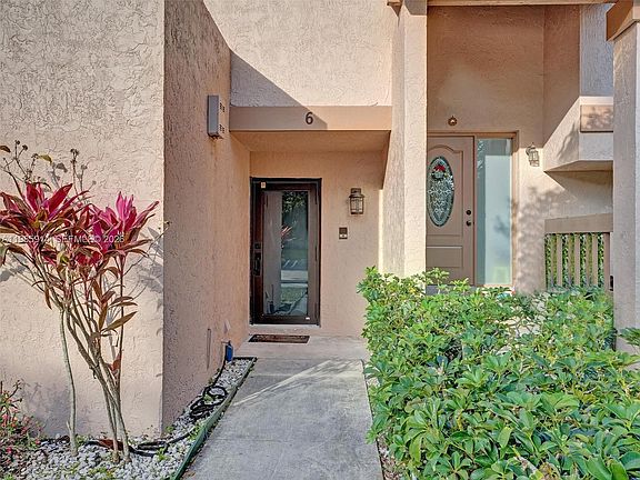 3rd image of 6 Chestnut Cir