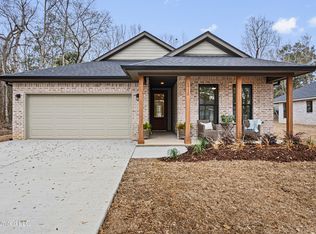 1712 Pelican Ave, Ocean Springs, MS 39564