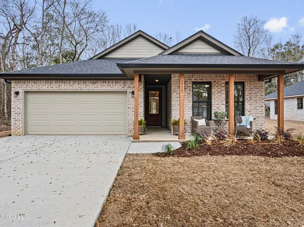 1712 Pelican Ave, Ocean Springs, MS 39564