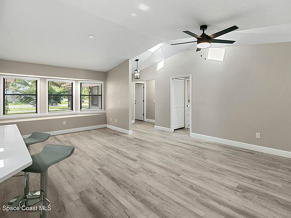 5th image of 784 Emerson Dr NE