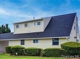 33 Robin Ln, Levittown, NY 11756