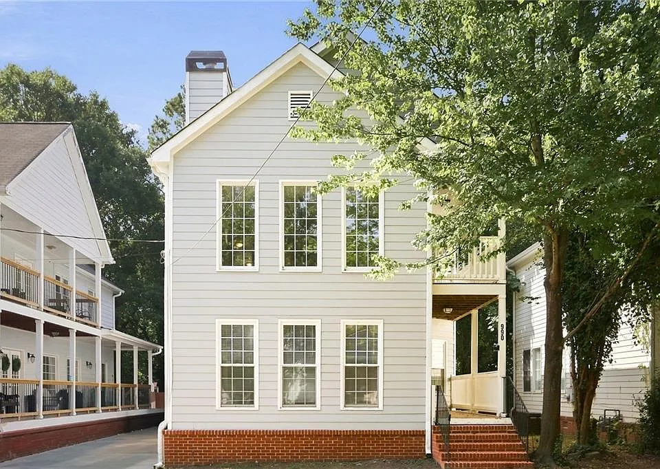 990 Lena St NW