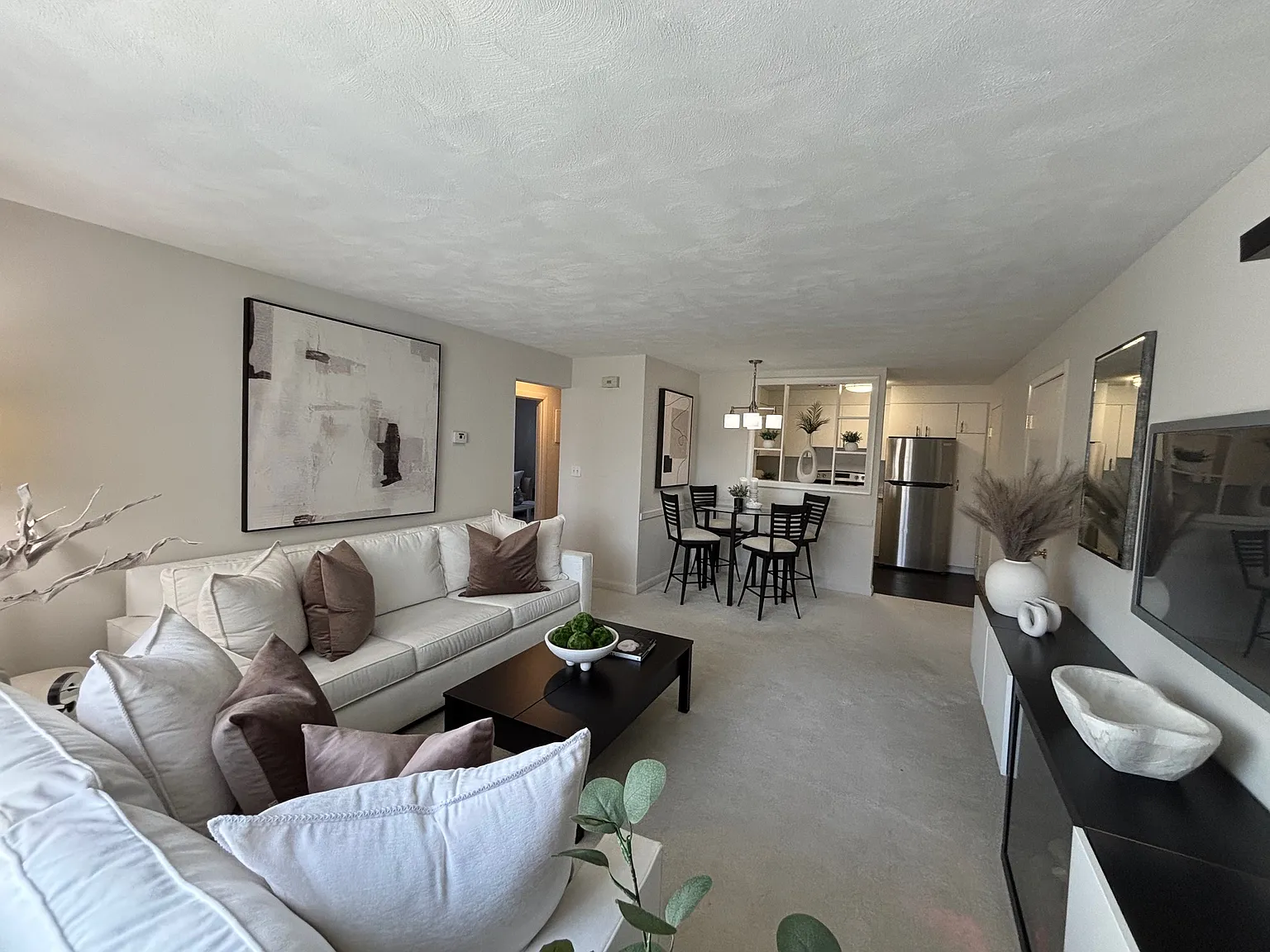 Sovereign and Saxony Apartments — Photo 4
