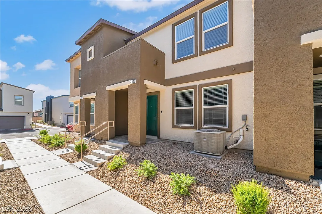3 bed, 2.5 bath, 1295 sqft, $1,900 — Photo 1