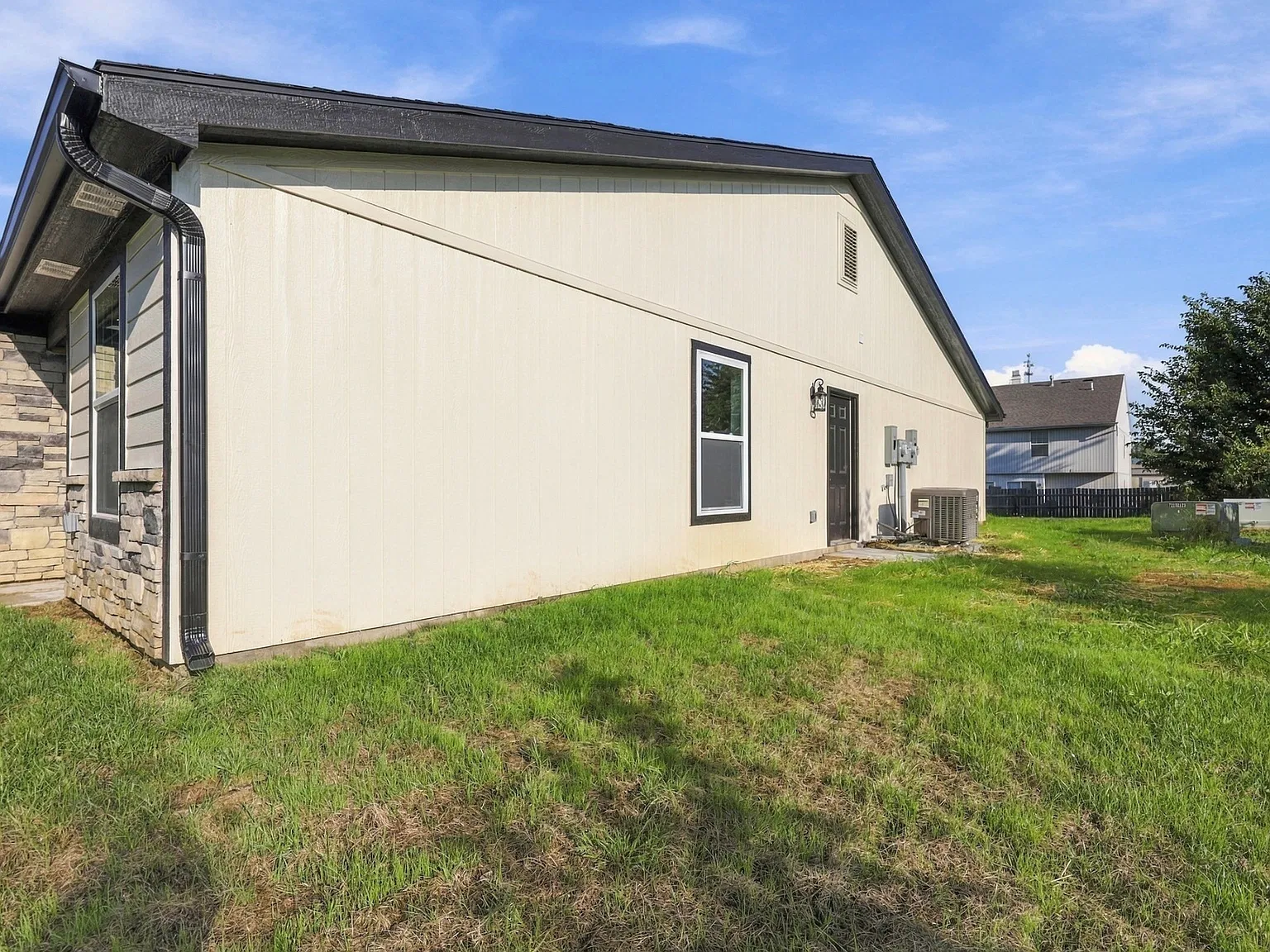 3 bed, 2717 sqft, $1,950 — Photo 3