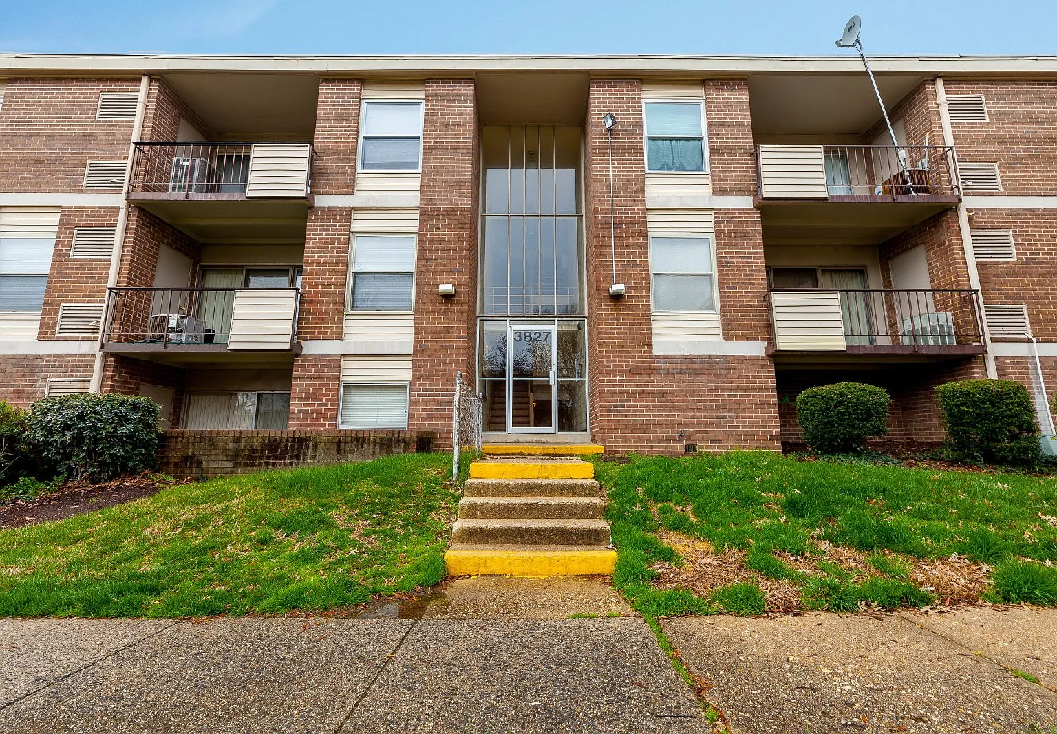 2 bed, 1.0 bath, 992 sqft, $1,600 — Photo 2
