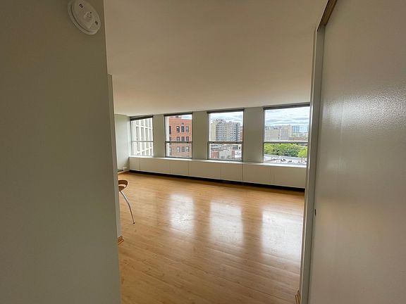 3rd image of 2626 N Lakeview Ave APT 810