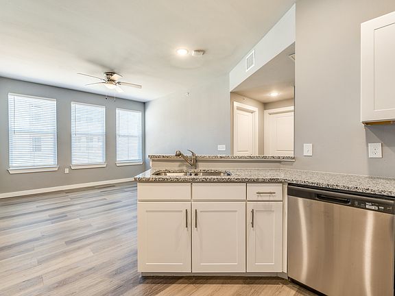 4th image of 412 W Cedar St #2113