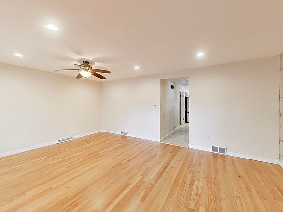 5th image of 2972 S Loomis St