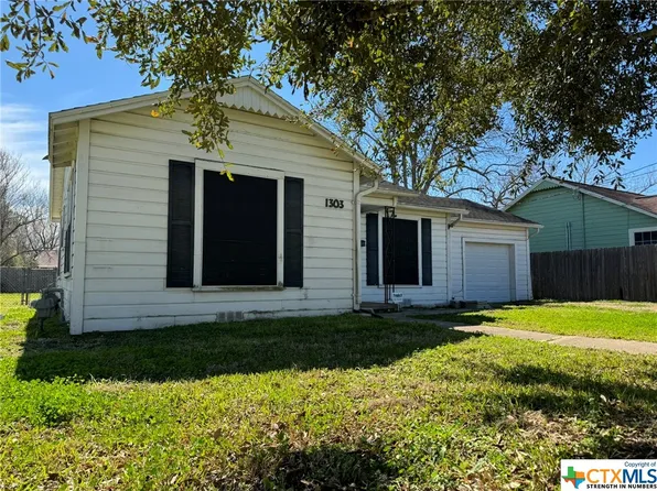 1303 E Warren Ave, Victoria, TX 77901