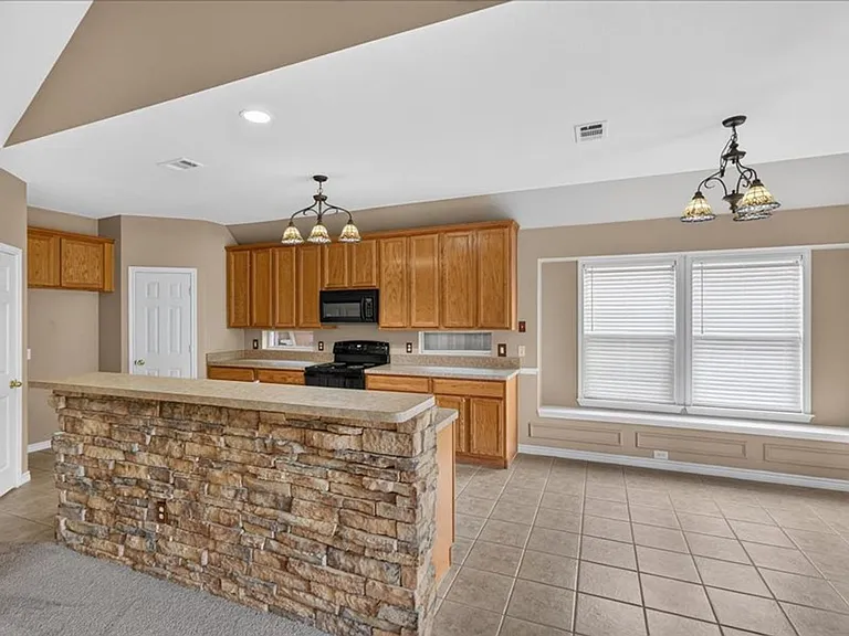 5912 Meadowglen Dr — Photo 5
