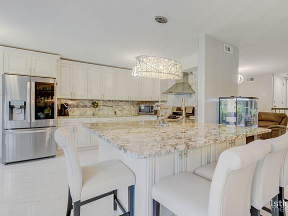 3rd image of 11136 Cottonwood Dr #1A