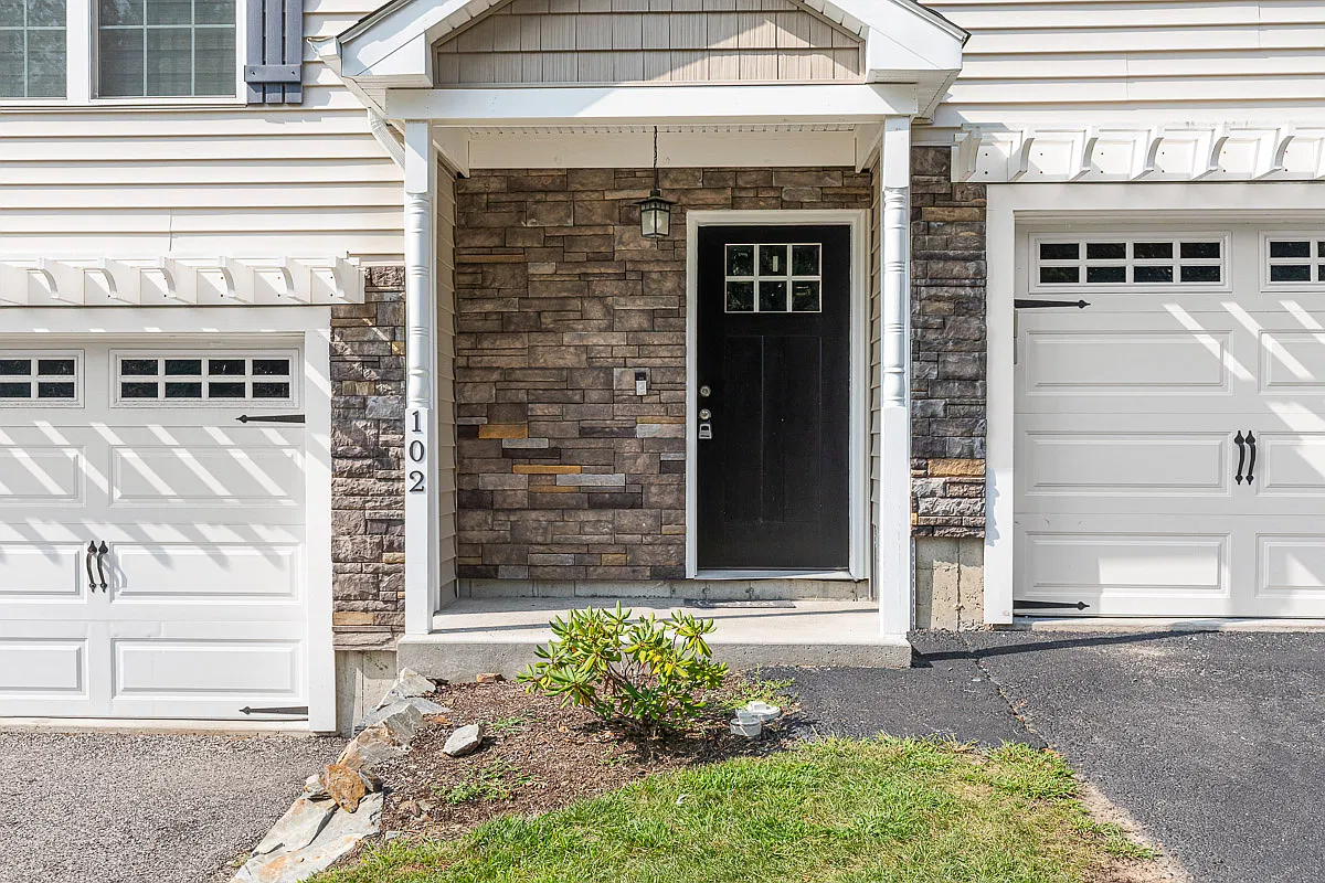 3 bed, 2.5 bath, 2764 sqft, $3,600 — Photo 2
