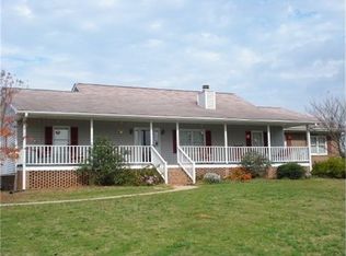 211 Windsong Rd, Hartwell, GA 30643