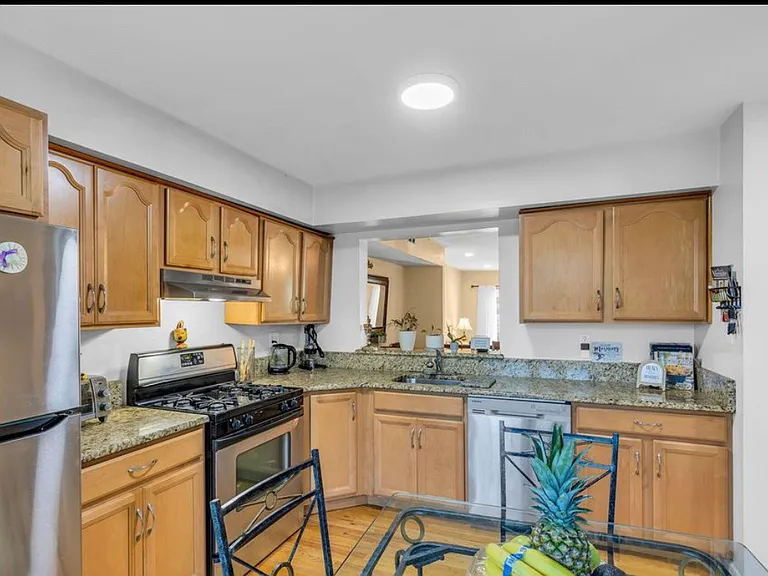 320 Harvard Pl — Photo 5