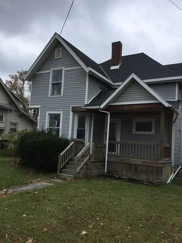 581 Girard Ave photo 1