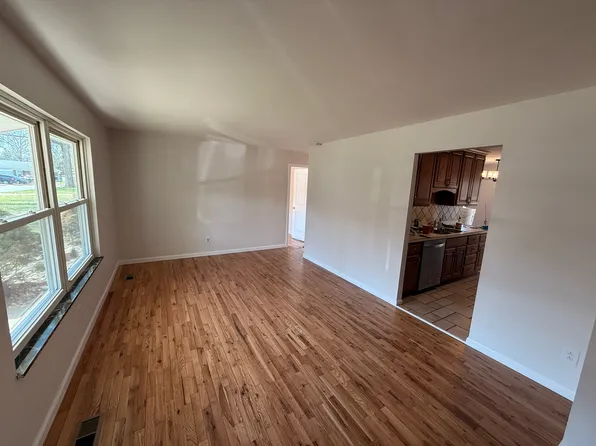 219 Carrington Ln, Saint Louis, MO 63125