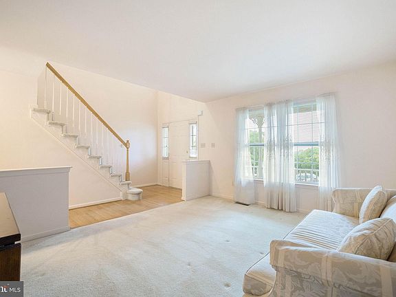 4th image of 102 Sebastian Dr