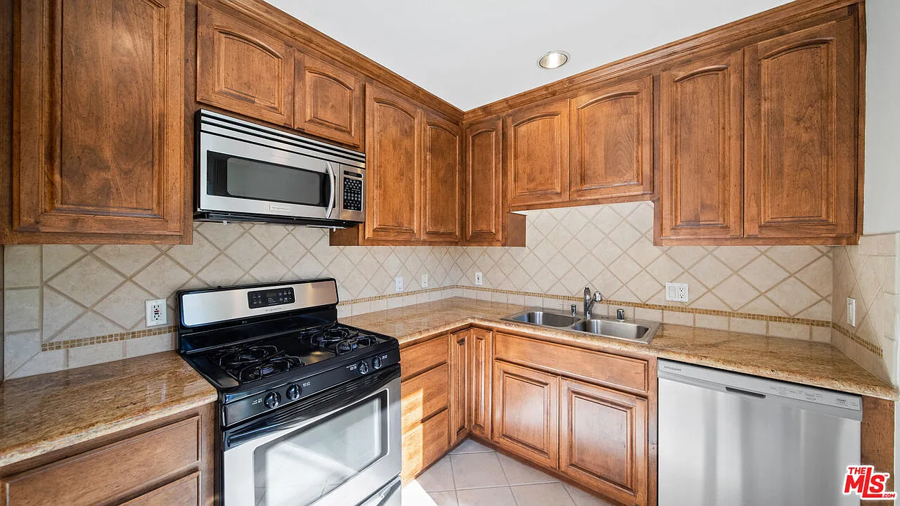 2 bed, 2.0 bath, 1100 sqft, $3,650 — Photo 1