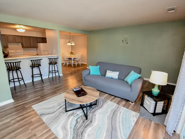 4887 Easy St, Hartland, WI 53029