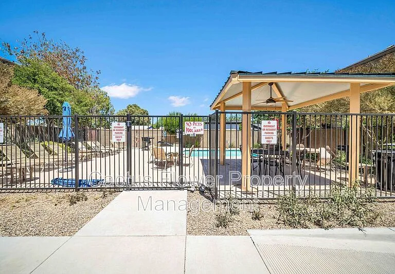 3067 N 33rd Pl — Photo 36