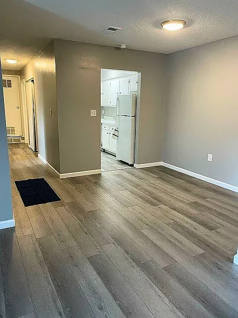2 bed, 950 sqft, $799 — Photo 2