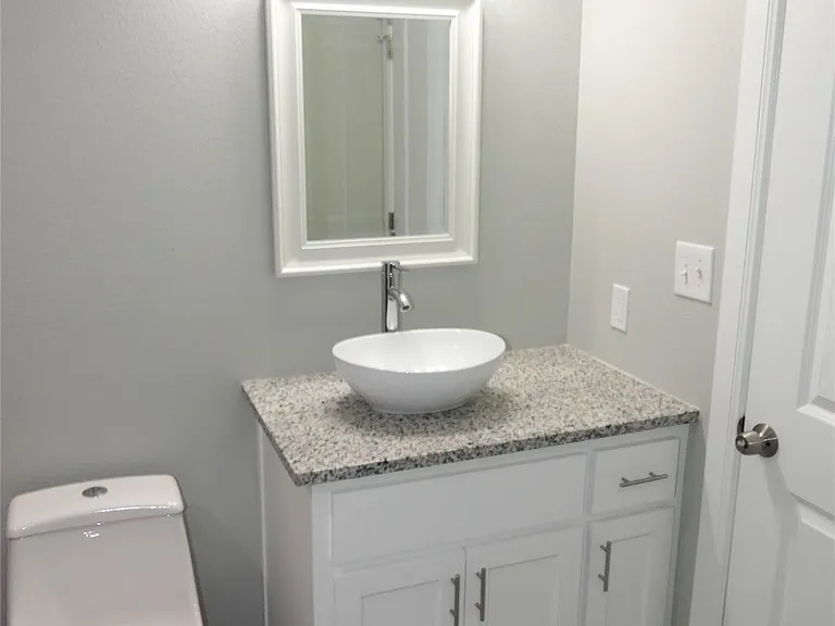 608 E College St #610 — Photo 17