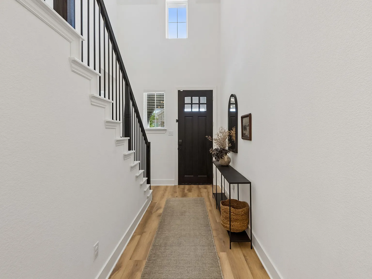 3 bed, 2300 sqft, $4,995 — Photo 3