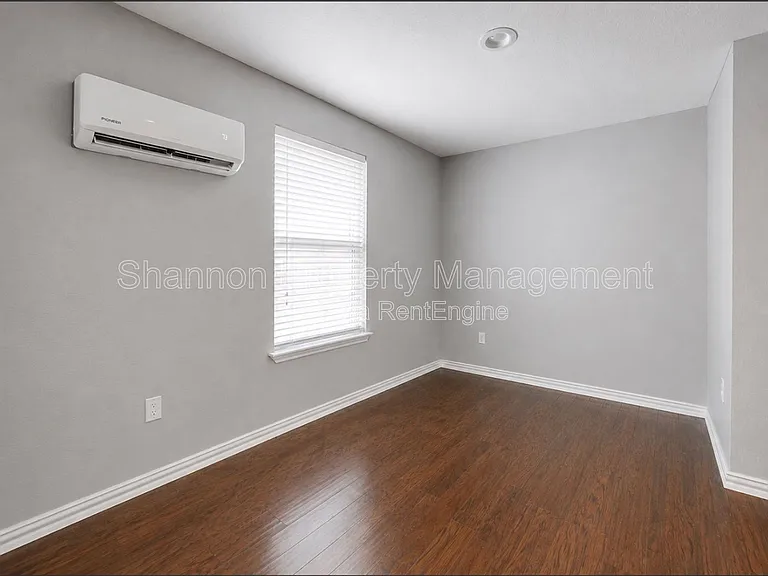 921 Kern St — Photo 15