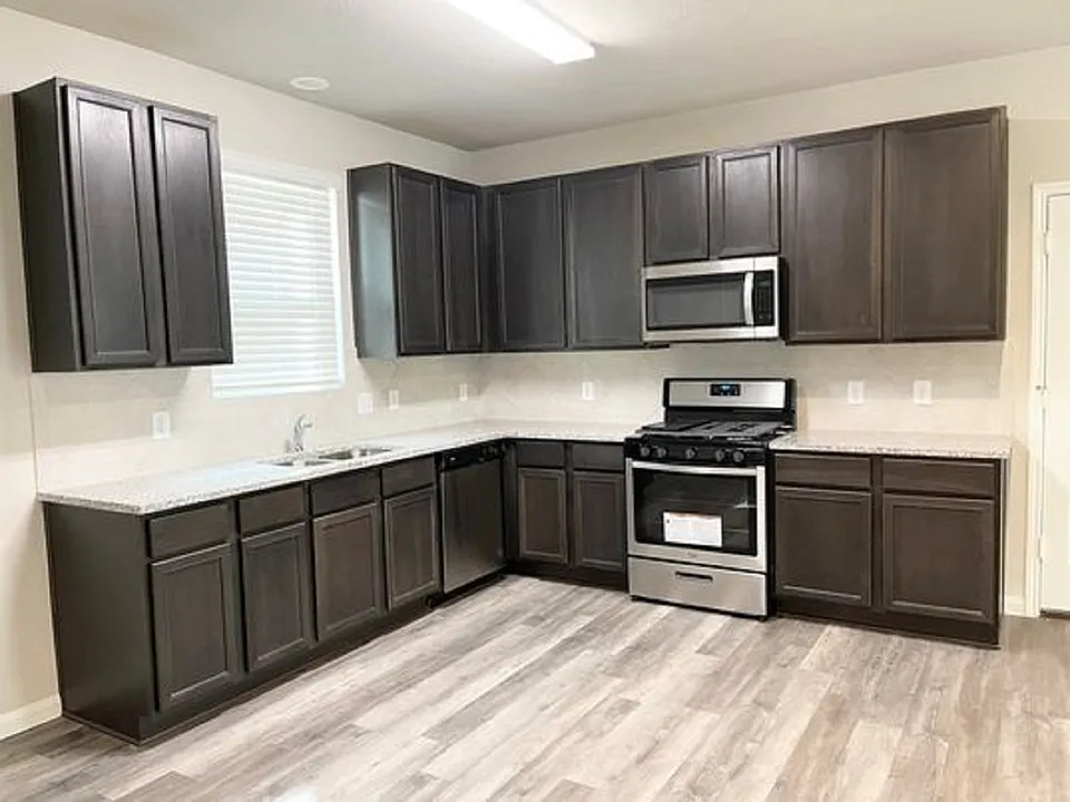 3 bed, 2250 sqft, $2,250 — Photo 4