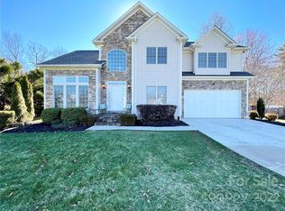1395 Sweetbriar Ln, Hickory, NC 28602