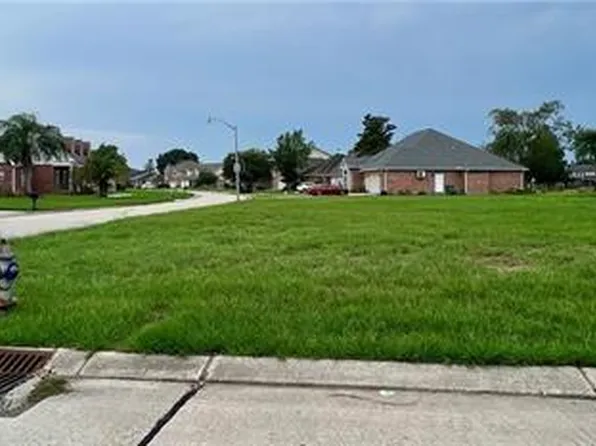 Lake Louise Dr, Gretna, LA 70056