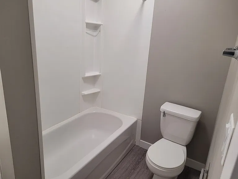 9121 106a Ave NW — Photo 2