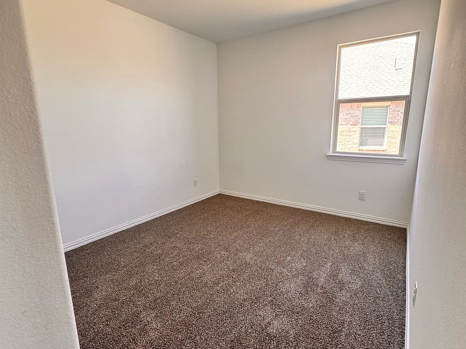 4 bed, 1996 sqft, $2,500 — Photo 4